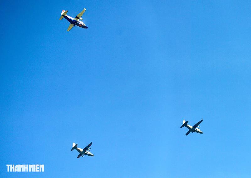 Xem 'ngựa thồ' C-295 khoác áo mới, bay biên đội 4 chiếc trên bầu trời Hà Nội- Ảnh 31. Xem 'ngựa thồ' C-295 khoác áo mới, bay biên đội 4 chiếc trên bầu trời Hà Nội- Ảnh 31.