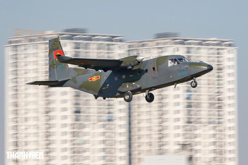 Xem 'ngựa thồ' C-295 khoác áo mới, bay biên đội 4 chiếc trên bầu trời Hà Nội- Ảnh 14. Xem 'ngựa thồ' C-295 khoác áo mới, bay biên đội 4 chiếc trên bầu trời Hà Nội- Ảnh 14.