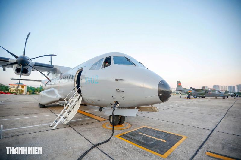Xem 'ngựa thồ' C-295 khoác áo mới, bay biên đội 4 chiếc trên bầu trời Hà Nội- Ảnh 2. Xem 'ngựa thồ' C-295 khoác áo mới, bay biên đội 4 chiếc trên bầu trời Hà Nội- Ảnh 2.