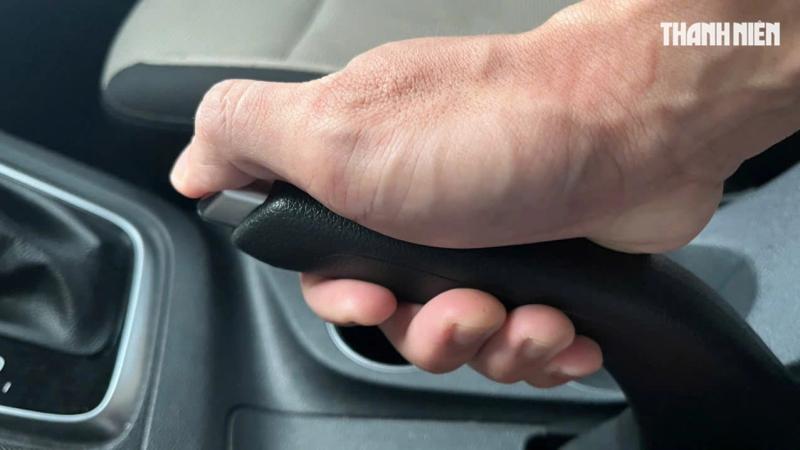 Ngoài đỗ xe, phanh tay ô tô còn có thể sử dụng trong trường hợp nào? - Ảnh 2.