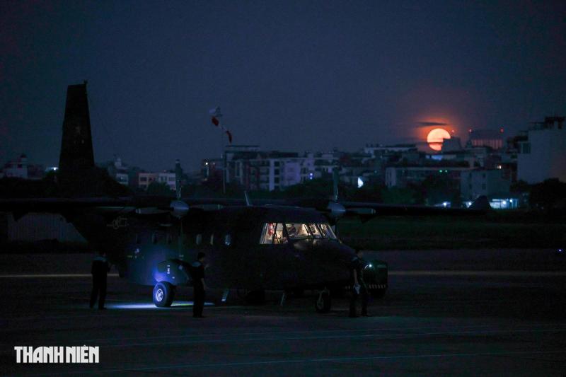 Xem 'ngựa thồ' C-295 khoác áo mới, bay biên đội 4 chiếc trên bầu trời Hà Nội- Ảnh 1. Xem 'ngựa thồ' C-295 khoác áo mới, bay biên đội 4 chiếc trên bầu trời Hà Nội- Ảnh 1.