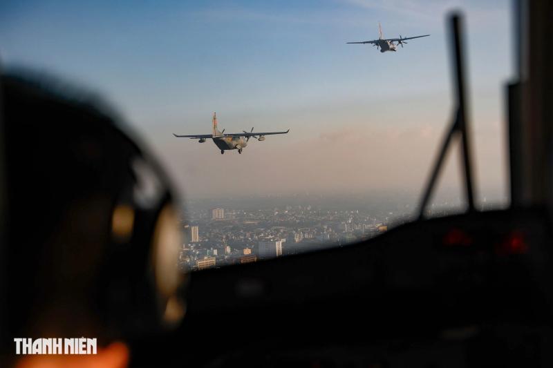 Xem 'ngựa thồ' C-295 khoác áo mới, bay biên đội 4 chiếc trên bầu trời Hà Nội- Ảnh 30. Xem 'ngựa thồ' C-295 khoác áo mới, bay biên đội 4 chiếc trên bầu trời Hà Nội- Ảnh 30.