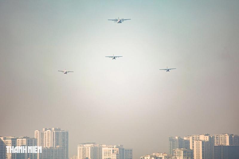 Xem 'ngựa thồ' C-295 khoác áo mới, bay biên đội 4 chiếc trên bầu trời Hà Nội- Ảnh 18. Xem 'ngựa thồ' C-295 khoác áo mới, bay biên đội 4 chiếc trên bầu trời Hà Nội- Ảnh 18.