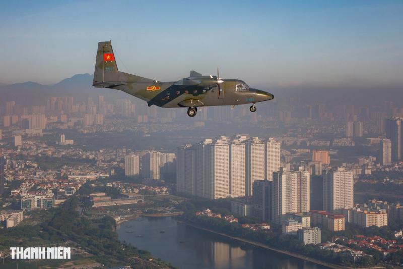 Xem 'ngựa thồ' C-295 khoác áo mới, bay biên đội 4 chiếc trên bầu trời Hà Nội- Ảnh 24. Xem 'ngựa thồ' C-295 khoác áo mới, bay biên đội 4 chiếc trên bầu trời Hà Nội- Ảnh 24.