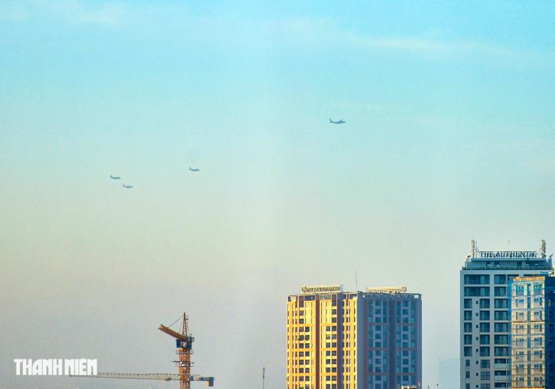 Xem 'ngựa thồ' C-295 khoác áo mới, bay biên đội 4 chiếc trên bầu trời Hà Nội- Ảnh 16. Xem 'ngựa thồ' C-295 khoác áo mới, bay biên đội 4 chiếc trên bầu trời Hà Nội- Ảnh 16.