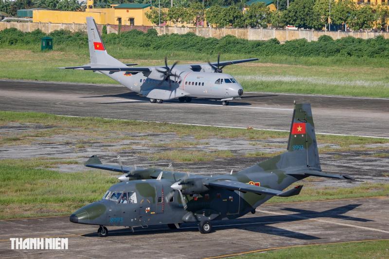 Xem 'ngựa thồ' C-295 khoác áo mới, bay biên đội 4 chiếc trên bầu trời Hà Nội- Ảnh 34. Xem 'ngựa thồ' C-295 khoác áo mới, bay biên đội 4 chiếc trên bầu trời Hà Nội- Ảnh 34.