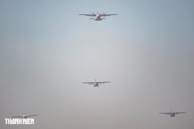 Xem 'ngựa thồ' C-295 khoác áo mới, bay biên đội 4 chiếc trên bầu trời Hà Nội- Ảnh 19. Xem 'ngựa thồ' C-295 khoác áo mới, bay biên đội 4 chiếc trên bầu trời Hà Nội- Ảnh 19.