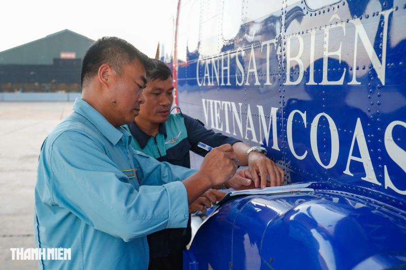 Xem 'ngựa thồ' C-295 khoác áo mới, bay biên đội 4 chiếc trên bầu trời Hà Nội- Ảnh 6. Xem 'ngựa thồ' C-295 khoác áo mới, bay biên đội 4 chiếc trên bầu trời Hà Nội- Ảnh 6.