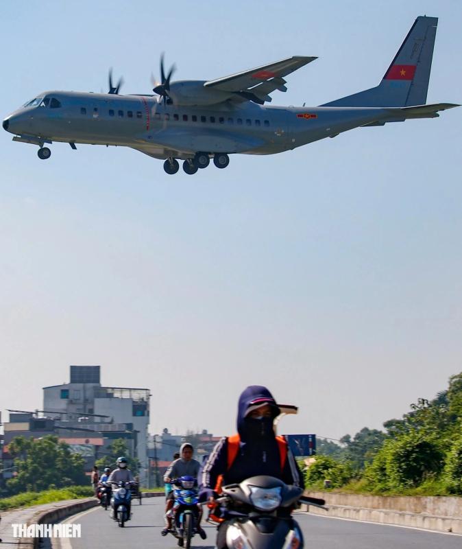 Xem 'ngựa thồ' C-295 khoác áo mới, bay biên đội 4 chiếc trên bầu trời Hà Nội- Ảnh 33. Xem 'ngựa thồ' C-295 khoác áo mới, bay biên đội 4 chiếc trên bầu trời Hà Nội- Ảnh 33.