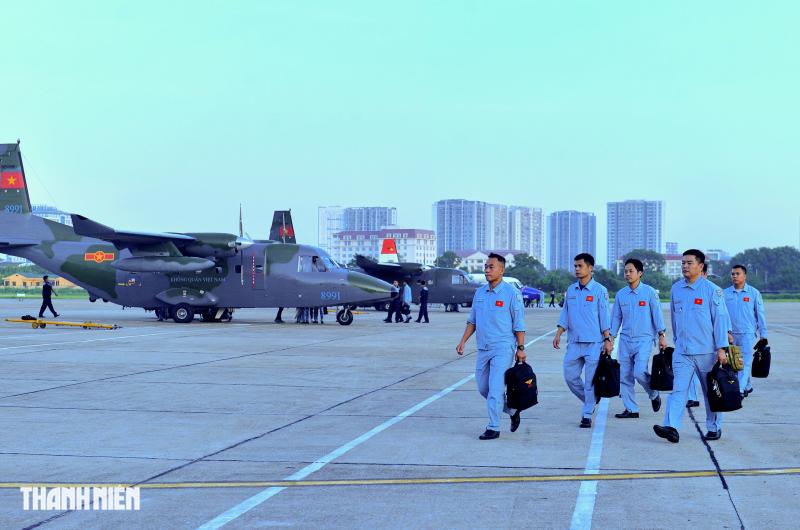 Xem 'ngựa thồ' C-295 khoác áo mới, bay biên đội 4 chiếc trên bầu trời Hà Nội- Ảnh 3. Xem 'ngựa thồ' C-295 khoác áo mới, bay biên đội 4 chiếc trên bầu trời Hà Nội- Ảnh 3.