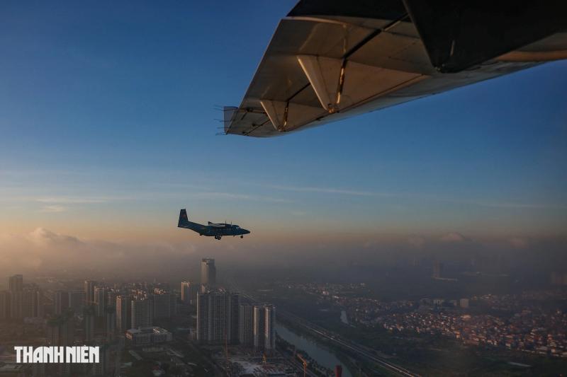Xem 'ngựa thồ' C-295 khoác áo mới, bay biên đội 4 chiếc trên bầu trời Hà Nội- Ảnh 22. Xem 'ngựa thồ' C-295 khoác áo mới, bay biên đội 4 chiếc trên bầu trời Hà Nội- Ảnh 22.