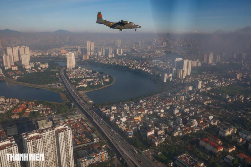 Xem 'ngựa thồ' C-295 khoác áo mới, bay biên đội 4 chiếc trên bầu trời Hà Nội- Ảnh 25. Xem 'ngựa thồ' C-295 khoác áo mới, bay biên đội 4 chiếc trên bầu trời Hà Nội- Ảnh 25.