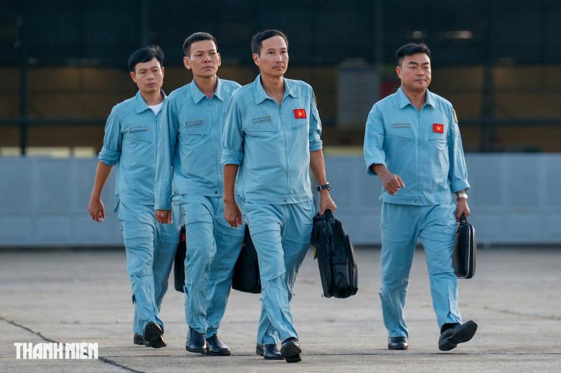 Xem 'ngựa thồ' C-295 khoác áo mới, bay biên đội 4 chiếc trên bầu trời Hà Nội- Ảnh 4. Xem 'ngựa thồ' C-295 khoác áo mới, bay biên đội 4 chiếc trên bầu trời Hà Nội- Ảnh 4.