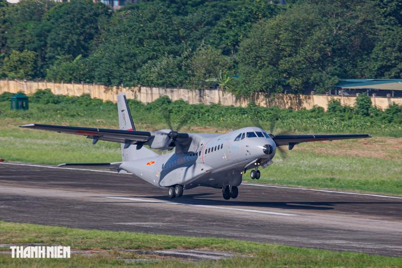 Xem 'ngựa thồ' C-295 khoác áo mới, bay biên đội 4 chiếc trên bầu trời Hà Nội- Ảnh 9. Xem 'ngựa thồ' C-295 khoác áo mới, bay biên đội 4 chiếc trên bầu trời Hà Nội- Ảnh 9.