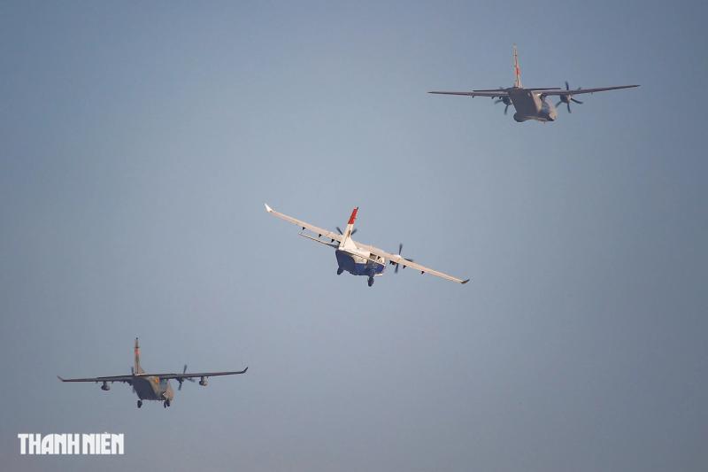 Xem 'ngựa thồ' C-295 khoác áo mới, bay biên đội 4 chiếc trên bầu trời Hà Nội- Ảnh 20. Xem 'ngựa thồ' C-295 khoác áo mới, bay biên đội 4 chiếc trên bầu trời Hà Nội- Ảnh 20.