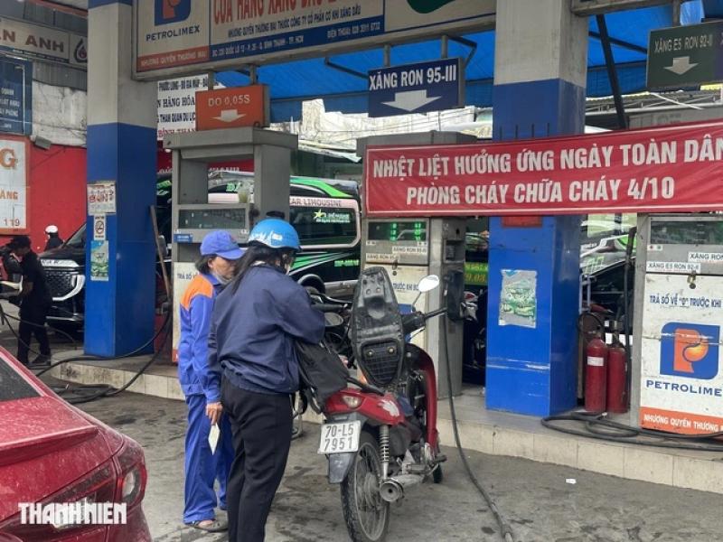 Thực hư chuyện xăng RON 95 bị cấm sau khi bán xăng E10 ra thị trường? - Ảnh 1. Xăng RON 95 có bị cấm sau khi bán xăng E10 ra thị trường? - Ảnh 1.