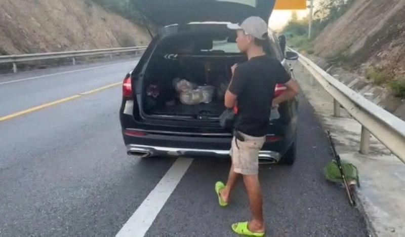 Quảng Trị: Chủ xe Mercedes dừng xe trên cao tốc để xuống sông... câu cá - Ảnh 1.