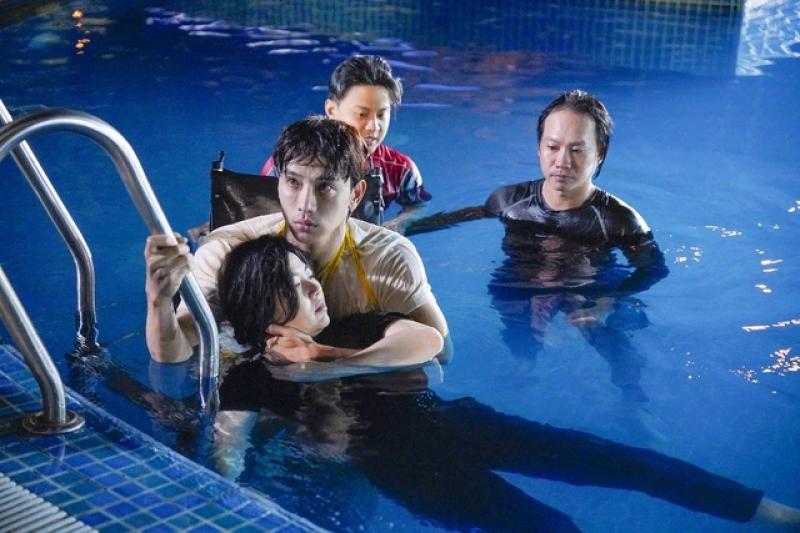 Lê Khánh hoảng loạn, được chồng hỗ trợ khi quay cảnh nguy hiểm- Ảnh 2. Lê Khánh hoảng loạn, được chồng hỗ trợ khi quay cảnh nguy hiểm- Ảnh 2.