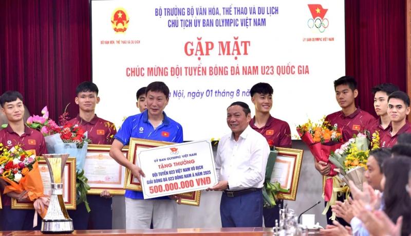 HLV Kim Sang-sik và U.23 Việt Nam được trao tặng Bằng khen của Thủ tướng, Bộ trưởng nói lời xúc động- Ảnh 9. HLV Kim Sang-sik và U.23 Việt Nam được trao tặng Bằng khen của Thủ tướng, Bộ trưởng nói lời xúc động- Ảnh 9.