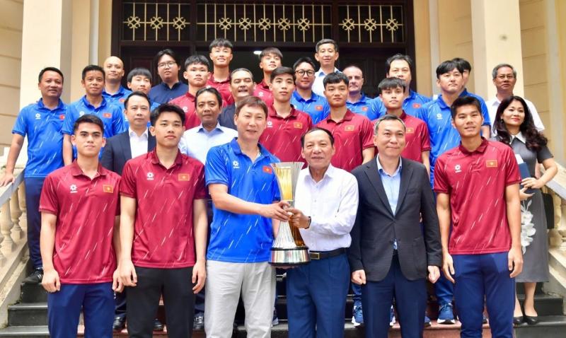 HLV Kim Sang-sik và U.23 Việt Nam được trao tặng Bằng khen của Thủ tướng, Bộ trưởng nói lời xúc động- Ảnh 4. HLV Kim Sang-sik và U.23 Việt Nam được trao tặng Bằng khen của Thủ tướng, Bộ trưởng nói lời xúc động- Ảnh 4.
