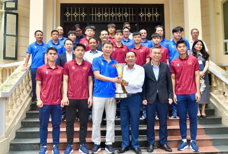 HLV Kim Sang-sik và U.23 Việt Nam được trao tặng Bằng khen của Thủ tướng, Bộ trưởng nói lời xúc động- Ảnh 2. HLV Kim Sang-sik và U.23 Việt Nam được trao tặng Bằng khen của Thủ tướng, Bộ trưởng nói lời xúc động- Ảnh 2.