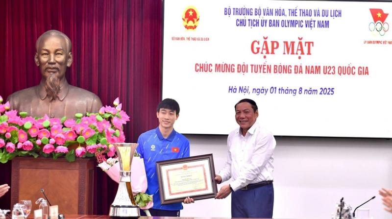 HLV Kim Sang-sik và U.23 Việt Nam được trao tặng Bằng khen của Thủ tướng, Bộ trưởng nói lời xúc động- Ảnh 8. HLV Kim Sang-sik và U.23 Việt Nam được trao tặng Bằng khen của Thủ tướng, Bộ trưởng nói lời xúc động- Ảnh 8.