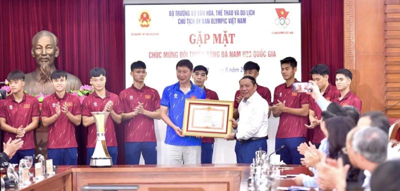HLV Kim Sang-sik và U.23 Việt Nam được trao tặng Bằng khen của Thủ tướng, Bộ trưởng nói lời xúc động- Ảnh 1. HLV Kim Sang-sik và U.23 Việt Nam được trao tặng Bằng khen của Thủ tướng, Bộ trưởng nói lời xúc động- Ảnh 1.