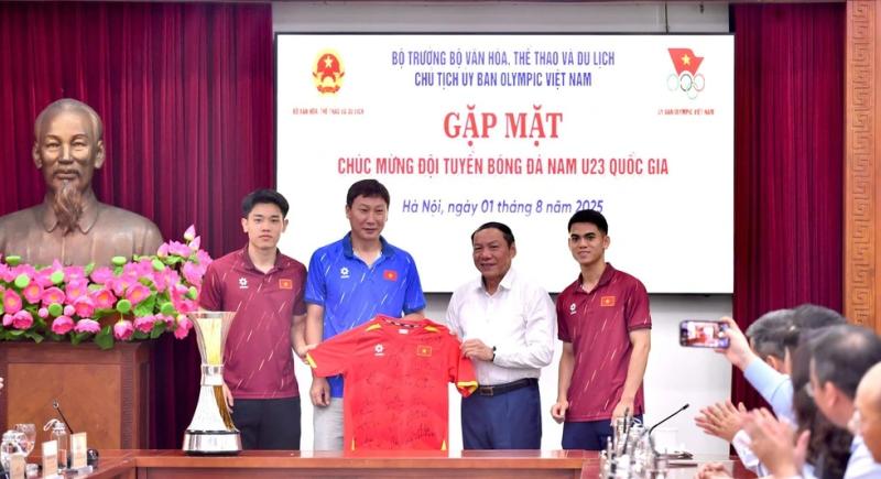 HLV Kim Sang-sik và U.23 Việt Nam được trao tặng Bằng khen của Thủ tướng, Bộ trưởng nói lời xúc động- Ảnh 3. HLV Kim Sang-sik và U.23 Việt Nam được trao tặng Bằng khen của Thủ tướng, Bộ trưởng nói lời xúc động- Ảnh 3.