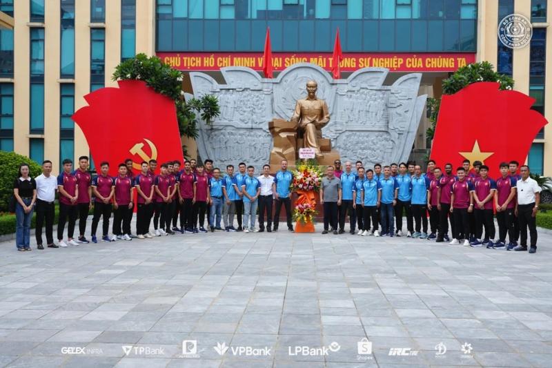 Đoàn Văn Hậu và tân binh đội CAHN Phạm Lý Đức cùng xuất hiện trong lễ báo công dâng Bác- Ảnh 2. Đoàn Văn Hậu và tân binh đội CAHN Phạm Lý Đức cùng xuất hiện trong lễ báo công dâng Bác- Ảnh 2.