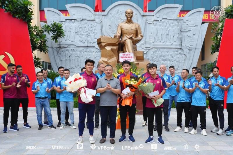 Đoàn Văn Hậu và tân binh đội CAHN Phạm Lý Đức cùng xuất hiện trong lễ báo công dâng Bác- Ảnh 3. Đoàn Văn Hậu và tân binh đội CAHN Phạm Lý Đức cùng xuất hiện trong lễ báo công dâng Bác- Ảnh 3.