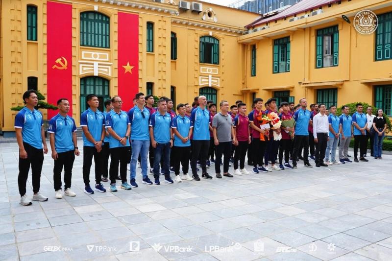 Đoàn Văn Hậu và tân binh đội CAHN Phạm Lý Đức cùng xuất hiện trong lễ báo công dâng Bác- Ảnh 1. Đoàn Văn Hậu và tân binh đội CAHN Phạm Lý Đức cùng xuất hiện trong lễ báo công dâng Bác- Ảnh 1.