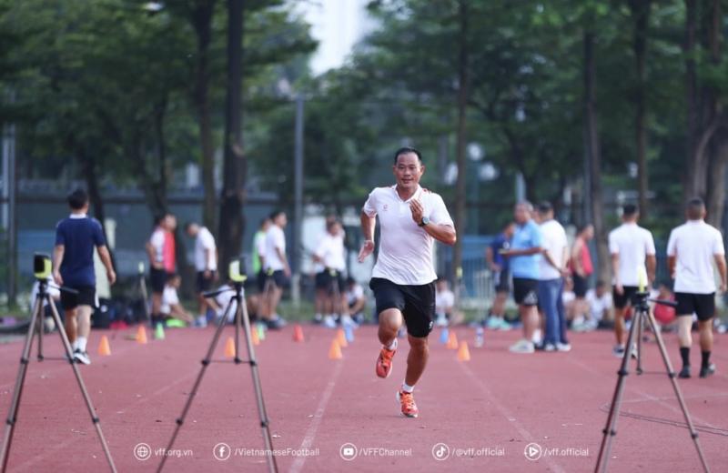 Trọng tài Trần Đình Thịnh bị ngất, đã qua đời ở tuổi 43: Bóng đá Việt Nam bàng hoàng, đau xót!- Ảnh 2. Trọng tài Trần Đình Thịnh bị ngất, đã qua đời ở tuổi 43: Bóng đá Việt Nam bàng hoàng, đau xót!- Ảnh 2.