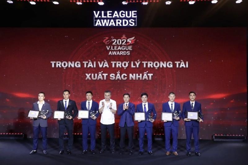 Trọng tài Trần Đình Thịnh bị ngất, đã qua đời ở tuổi 43: Bóng đá Việt Nam bàng hoàng, đau xót!- Ảnh 1. Trọng tài Trần Đình Thịnh bị ngất, đã qua đời ở tuổi 43: Bóng đá Việt Nam bàng hoàng, đau xót!- Ảnh 1.
