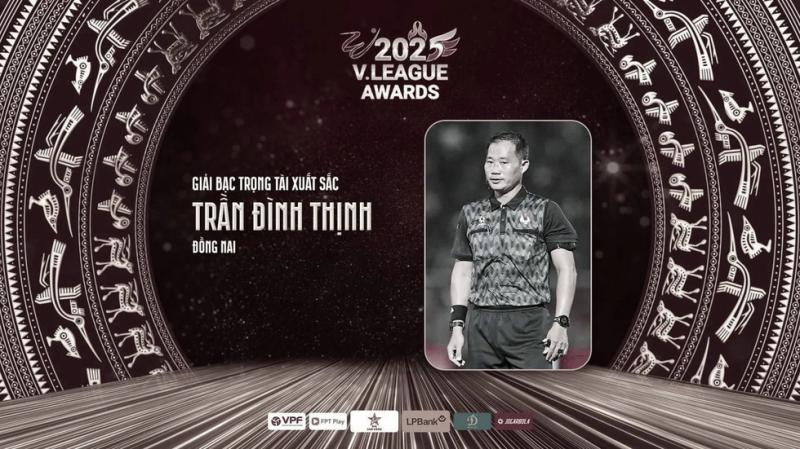 Còi đồng Mai Xuân Hùng thay đàn anh Trần Đình Thịnh thổi trận Siêu cúp quốc gia- Ảnh 4. Còi đồng Mai Xuân Hùng thay đàn anh Trần Đình Thịnh thổi trận Siêu cúp quốc gia- Ảnh 4.