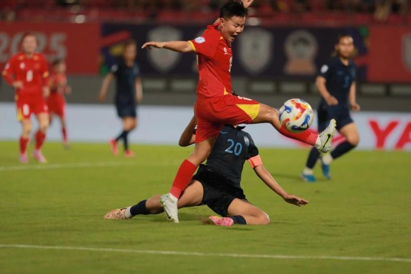 Bảng xếp hạng AFF Cup 2025: Đội tuyển nữ Việt Nam tốp 2, hẹn 'kình địch' Thái Lan- Ảnh 3. Bảng xếp hạng AFF Cup 2025: Đội tuyển nữ Việt Nam tốp 2, hẹn 'kình địch' Thái Lan- Ảnh 3.