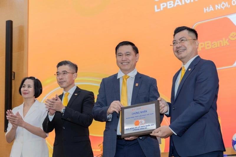 V-League thay logo, thưởng 5 tỉ đồng cho đội vô địch- Ảnh 2. V-League thay logo, thưởng 5 tỉ đồng cho đội vô địch- Ảnh 2.