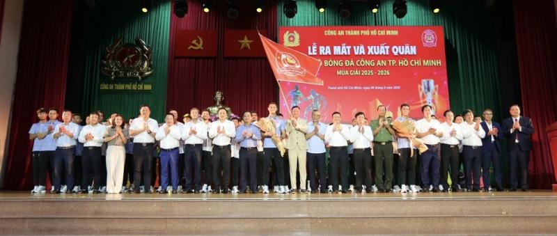 Trung tướng Mai Hoàng dự lễ xuất quân CLB CA TP.HCM: Biểu tượng hào hùng trở lại, đặt mục tiêu cao- Ảnh 3. Trung tướng Mai Hoàng dự lễ xuất quân CLB CA TP.HCM: Biểu tượng hào hùng trở lại, đặt mục tiêu cao- Ảnh 3.