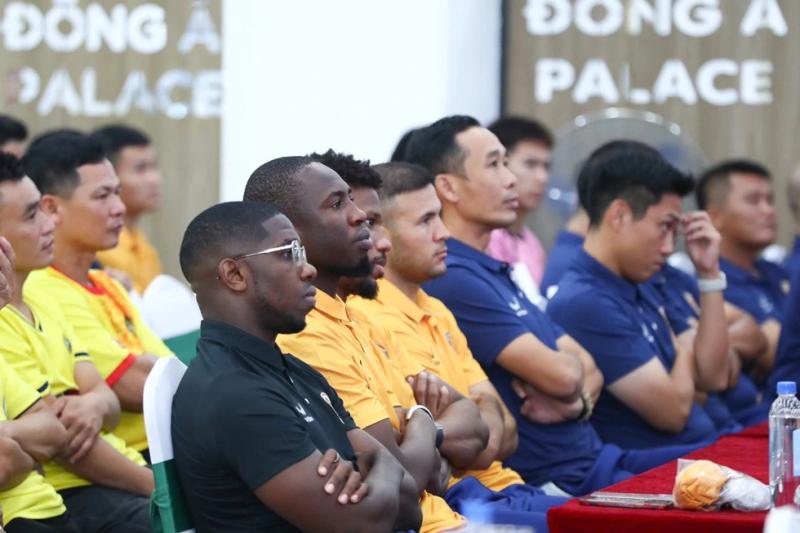 Bầu Đoan phát biểu cực hay, CLB Thanh Hóa ra mắt tân HLV ‘vừa lạ vừa quen’- Ảnh 6. Bầu Đoan phát biểu cực hay, CLB Thanh Hóa ra mắt tân HLV ‘vừa lạ vừa quen’- Ảnh 6.