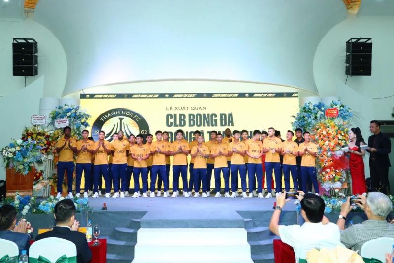 Bầu Đoan phát biểu cực hay, CLB Thanh Hóa ra mắt tân HLV ‘vừa lạ vừa quen’- Ảnh 4. Bầu Đoan phát biểu cực hay, CLB Thanh Hóa ra mắt tân HLV ‘vừa lạ vừa quen’- Ảnh 4.