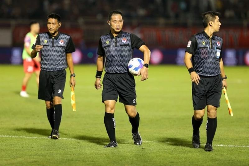 Còi đồng Mai Xuân Hùng thay đàn anh Trần Đình Thịnh thổi trận Siêu cúp quốc gia- Ảnh 5. Còi đồng Mai Xuân Hùng thay đàn anh Trần Đình Thịnh thổi trận Siêu cúp quốc gia- Ảnh 5.