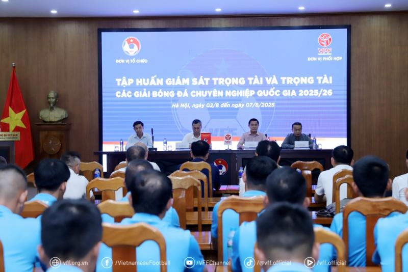 Chủ tịch VFF nói gì với các trọng tài trong ngày bế mạc lớp tập huấn vừa xảy ra chuyện buồn?- Ảnh 1. Bế mạc chương trình tập huấn giám sát, trọng tài các giải bóng đá chuyên nghiệp quốc gia 2025-2026