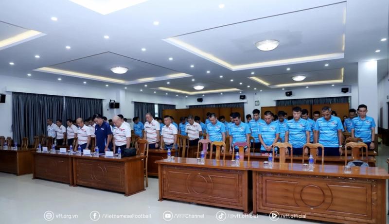 Chủ tịch VFF nói gì với các trọng tài trong ngày bế mạc lớp tập huấn vừa xảy ra chuyện buồn?- Ảnh 4. 1 phút mặc niệm tưởng nhớ trọng tài Trần Đình Thịnh