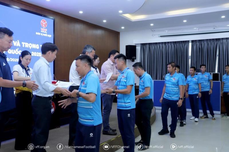 Chủ tịch VFF nói gì với các trọng tài trong ngày bế mạc lớp tập huấn vừa xảy ra chuyện buồn?- Ảnh 5. Lãnh đạo VFF, VPF và Ban Trọng tài trao chứng nhận hoàn thành tập huấn cho các giám sát, trọng tài