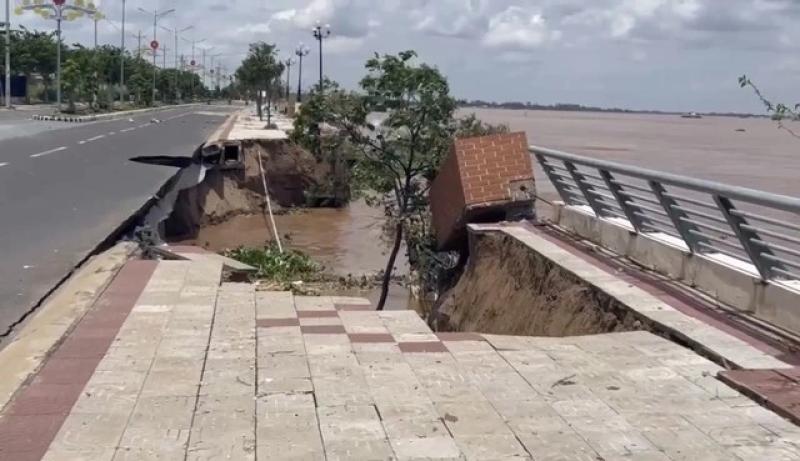 Kè sông Tiền tiếp tục sạt lở nghiêm trọng, tổng chiều dài gần 100m- Ảnh 1. Kè sông Tiền tiếp tục sạt lở nghiêm trọng, tổng chiều dài gần 100m- Ảnh 1.