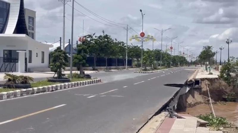 Kè sông Tiền tiếp tục sạt lở nghiêm trọng, tổng chiều dài gần 100m- Ảnh 2. Kè sông Tiền tiếp tục sạt lở nghiêm trọng, tổng chiều dài gần 100m- Ảnh 2.