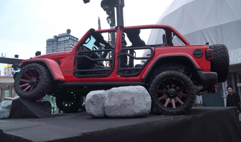 Jeep Wrangler Unlimited Rubicon độ 'trần trụi' độc nhất, giá gần 3,4 tỉ tại Việt Nam - Ảnh 2.