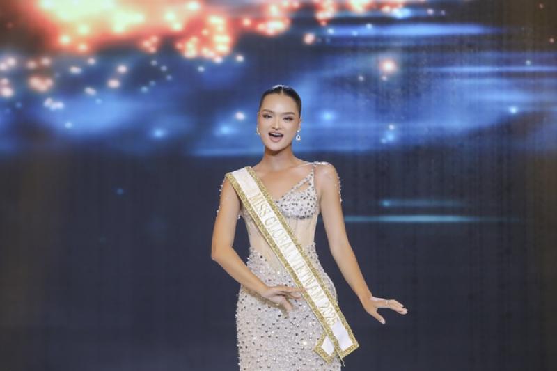 Cô gái cao 1,77m hát nhạc Lam Phương trong 'Tình bolero' là ai? - Ảnh 1.