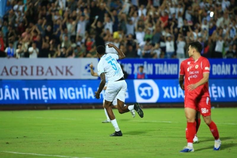 Tiền đạo 2,06 m Kyle Hudlin của Nam Định: Thủ môn V-League gặp ‘ác mộng’- Ảnh 2. Tiền đạo 2,06 m Kyle Hudlin của Nam Định: Thủ môn V-League gặp ‘ác mộng’- Ảnh 2.