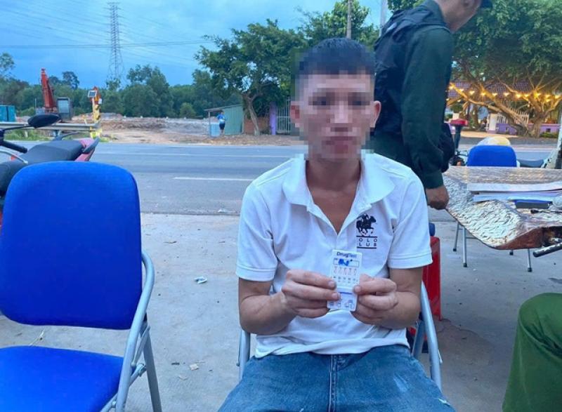 Đồng Nai: Phát hiện nam thanh niên vi phạm nồng độ cồn, dương tính vớichất ma túy - Ảnh 1.