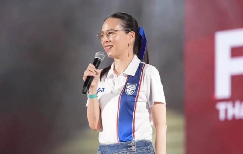 Madam Pang bất ngờ làm người mẫu, bán áo phông giúp bóng đá Thái Lan trả nợ- Ảnh 1. Madam Pang bất ngờ làm người mẫu, bán áo phông giúp bóng đá Thái Lan trả nợ- Ảnh 1.